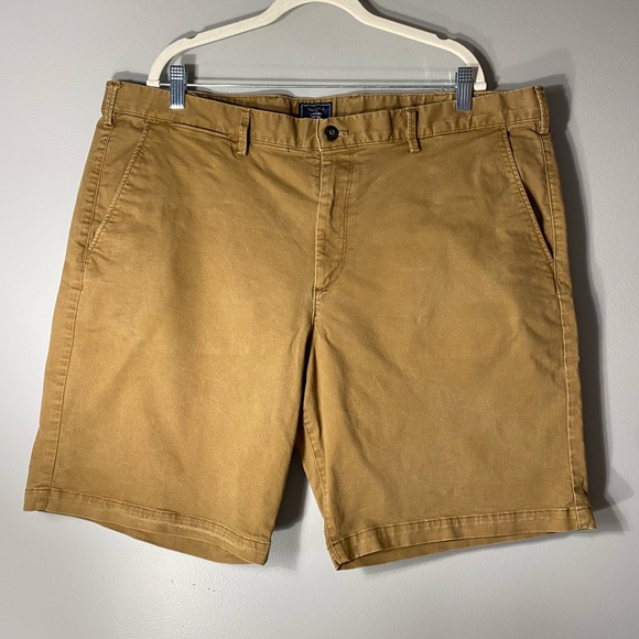 Gap Khakis Lived In Shorts 40 
Dark khaki, belt loops
Pockets - Picture 1 of 4